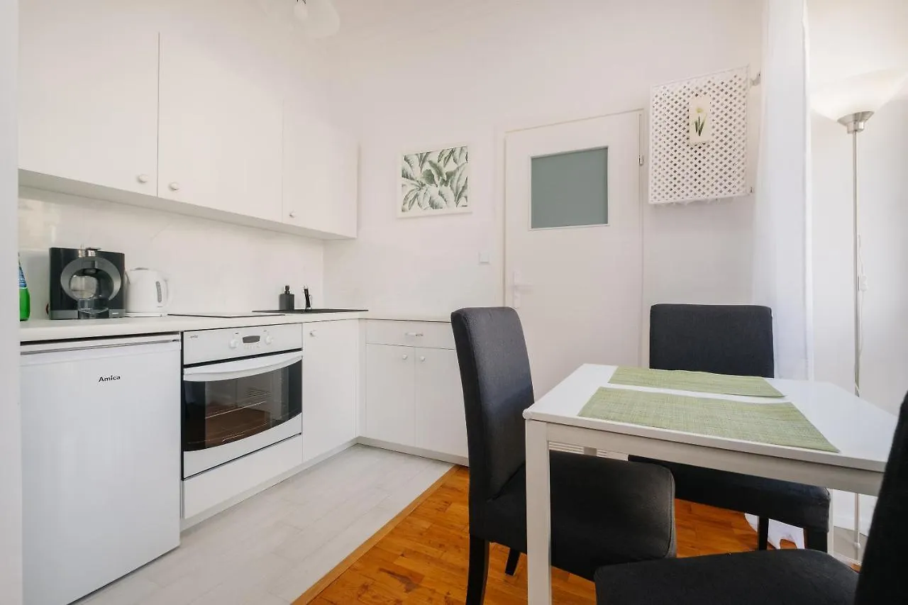 Plac Konstytucji Studio Warszawa 0*,  Polska